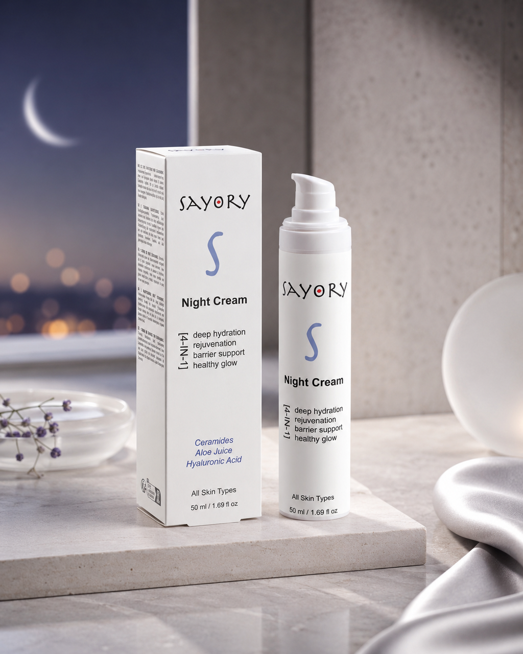 Sayory S Night Cream – textuur close-up in pot en op huid