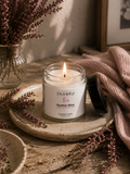 Sayory Heather Bliss Candle – lifestyle shot op houten tafel met glazen vaas