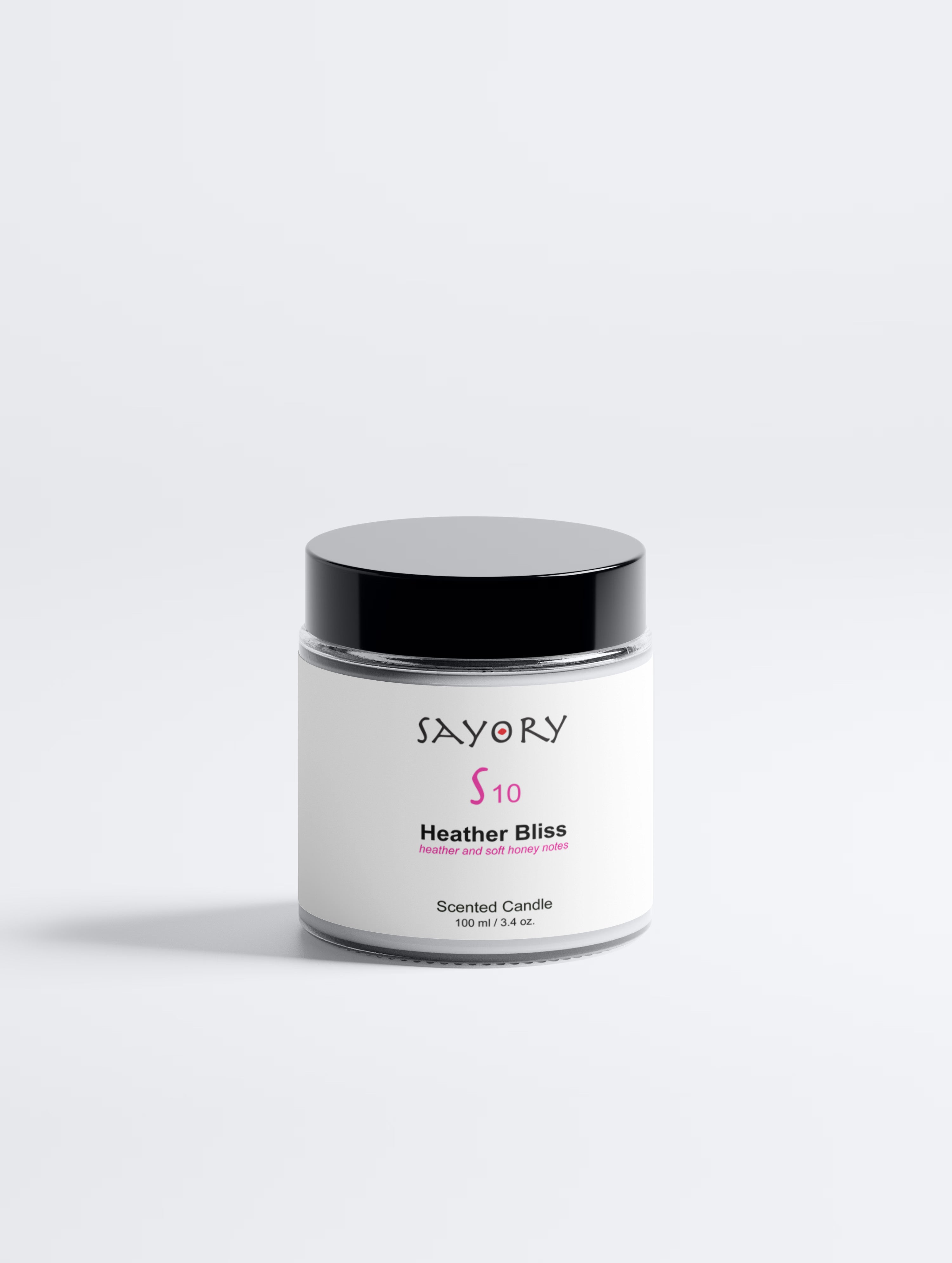 Sayory Heather Bliss Candle – brandend met heide en roze deken op keramisch plateau